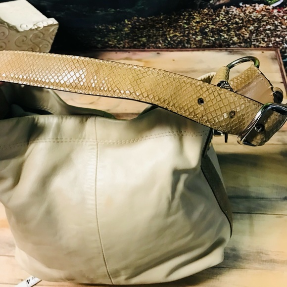 Coach cream leather purse. - Picture 14 of 16